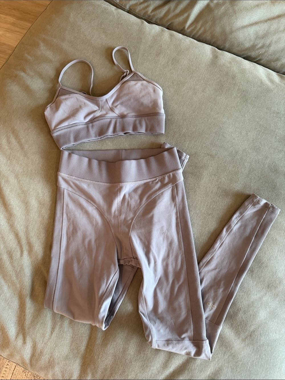 Alosoft Head Start sports bra and leggings set in Fog